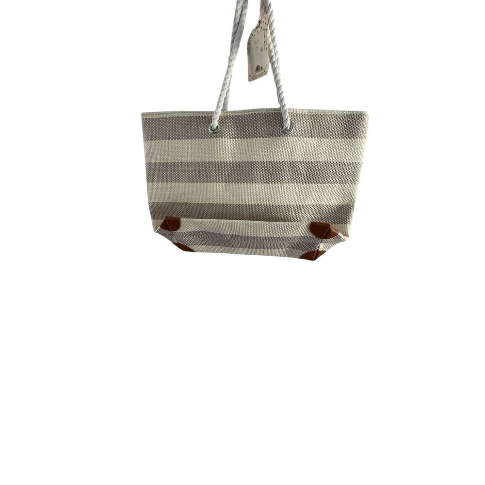 NWT Spacious Woven Tote With Button Closure & Inside Pocket - Picture 2 of 7